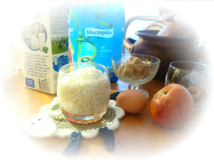 Рисовая, молочная каша с яблоком и сухофруктами из духовки: шаг 1