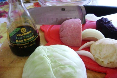 Салат из  свежей капусты с добавками «розовая пантера».: шаг 1