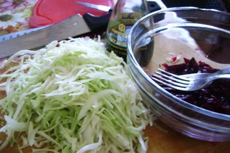 Салат из  свежей капусты с добавками «розовая пантера».: шаг 2