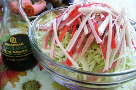 Салат из  свежей капусты с добавками «розовая пантера».: шаг 3