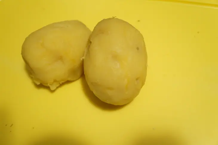 Мясной салат с каперсами и свежими огурцами: шаг 2