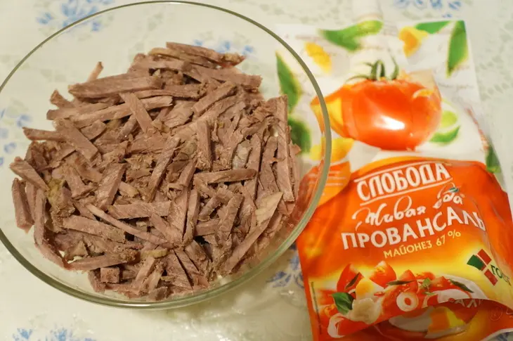 Мясной салат с каперсами и свежими огурцами: шаг 3