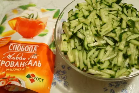 Мясной салат с каперсами и свежими огурцами: шаг 4