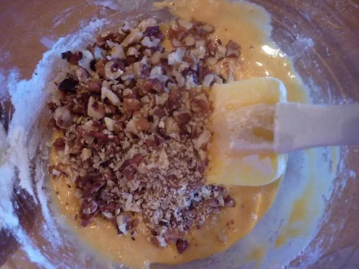 Кексы с орехами и курагой: шаг 3