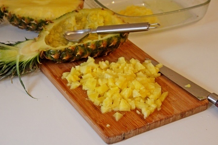 Салат с креветками и сыром в ананасовых лодочках.: шаг 3