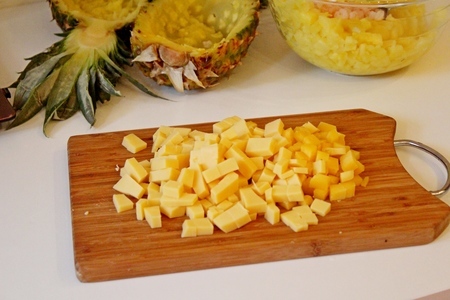 Салат с креветками и сыром в ананасовых лодочках.: шаг 5