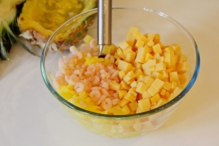 Салат с креветками и сыром в ананасовых лодочках.: шаг 6