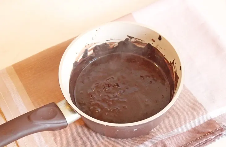 Шифоновый бисквит со сливками и вишней: шаг 1
