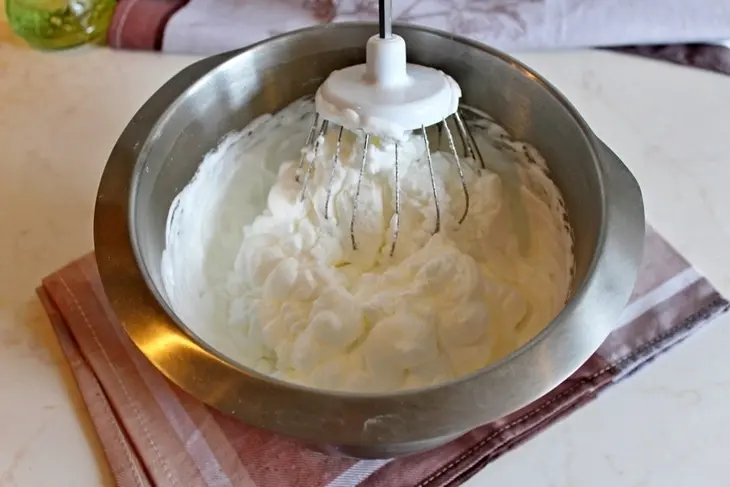 Шифоновый бисквит со сливками и вишней: шаг 6