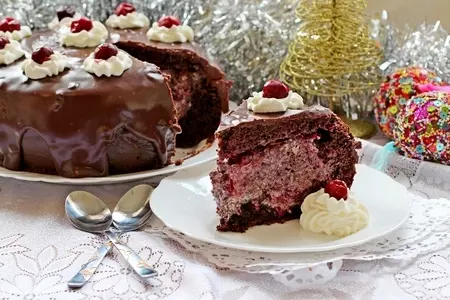 Шифоновый бисквит со сливками и вишней: шаг 23