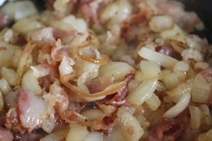 Пирожки с гречкой, беконом и яйцом: шаг 4