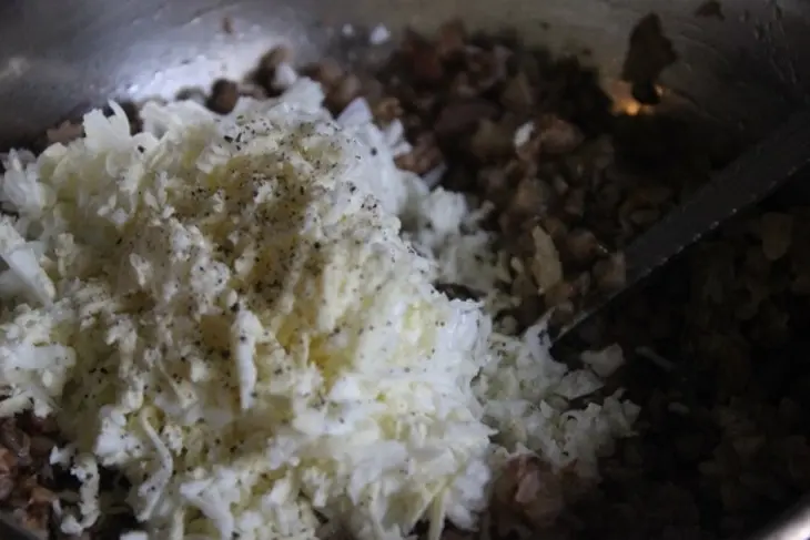 Пирожки с гречкой, беконом и яйцом: шаг 5