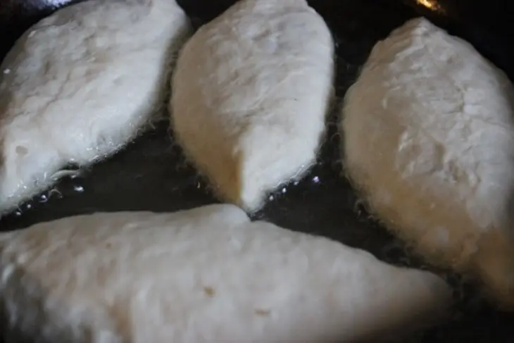 Пирожки с гречкой, беконом и яйцом: шаг 10