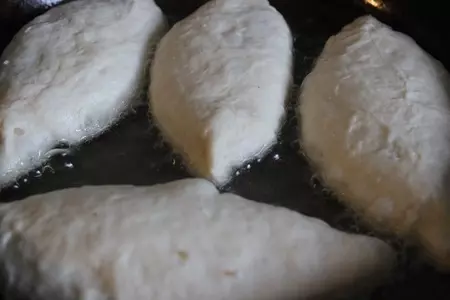 Пирожки с гречкой, беконом и яйцом: шаг 10
