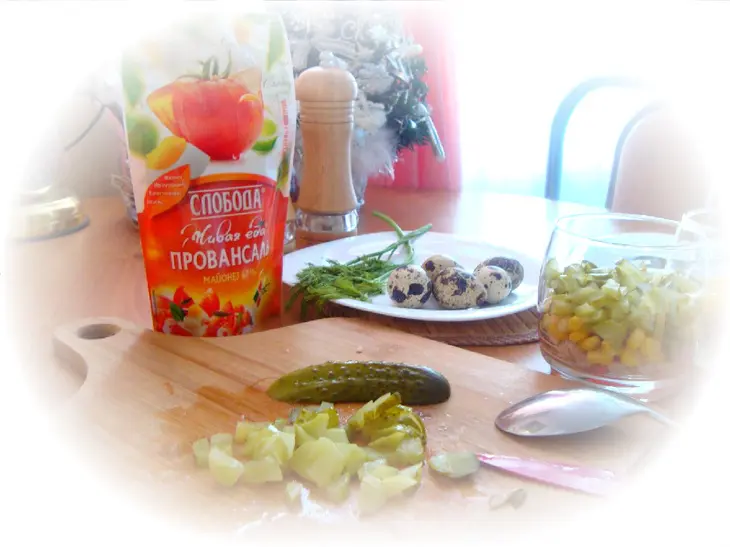 Салат с остро-сладким огурцом и перепелиными яйцами: шаг 3