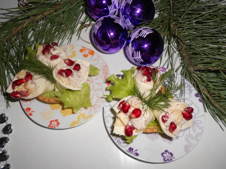Салат "любимый" в сырных кулечках и тарталетках: шаг 8