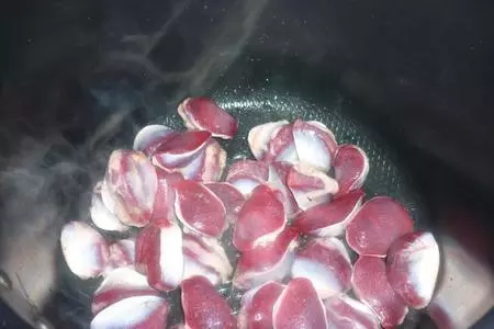 Тушёные утиные желудки с солёными огурчиками: шаг 1