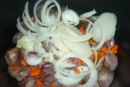Тушёные утиные желудки с солёными огурчиками: шаг 2