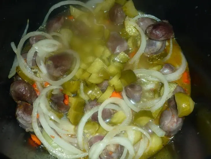 Тушёные утиные желудки с солёными огурчиками: шаг 3