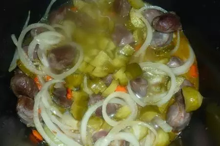 Тушёные утиные желудки с солёными огурчиками: шаг 3