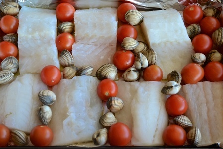 Треска под хрустящей “шубой” с помидорами черри и моллюсками: шаг 2