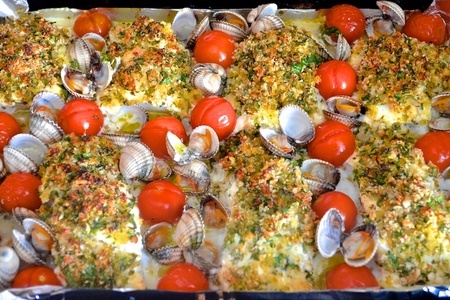 Треска под хрустящей “шубой” с помидорами черри и моллюсками: шаг 6