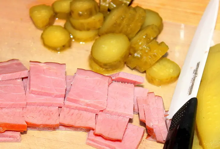 Паста с варено-копченой говядиной и маринованными огурцами.: шаг 1