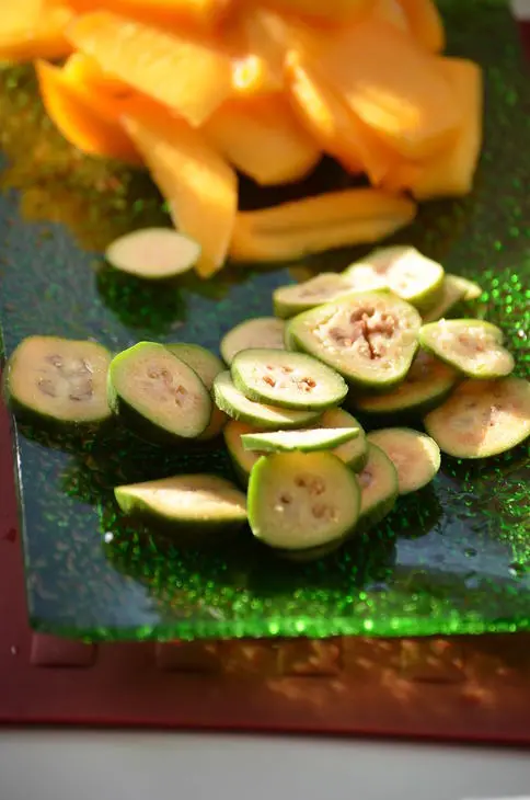 Салат с хурмой, мандаринами,свежим козьим сыром и дижонской горчицей: шаг 2
