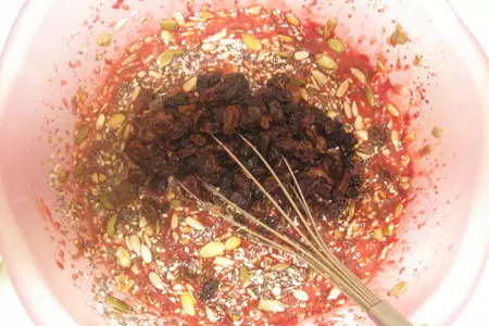 Кекс свекольный с изюмом и семечками: шаг 6