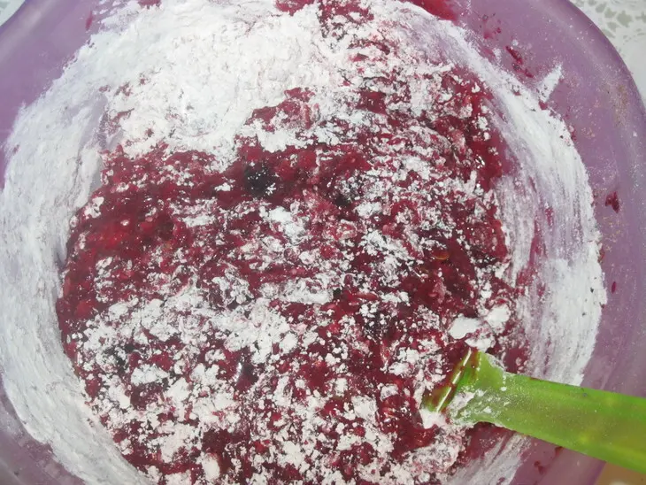 Кекс свекольный с изюмом и семечками: шаг 7