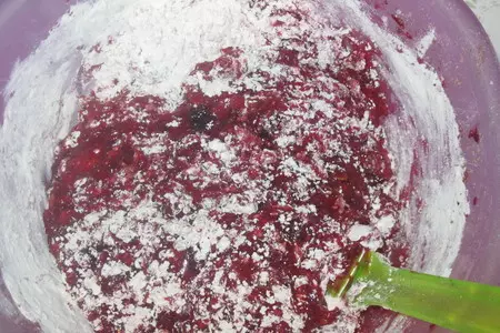Кекс свекольный с изюмом и семечками: шаг 7