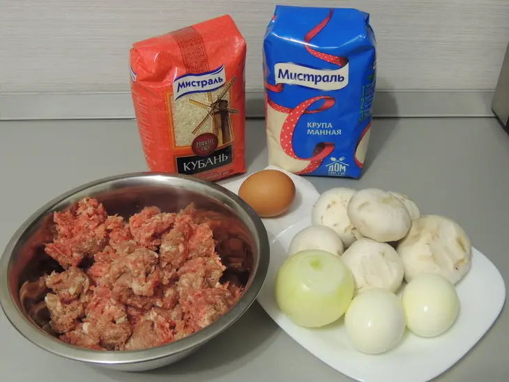 Мясной рулет с рисом и грибами.: шаг 1