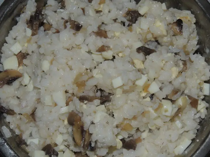 Мясной рулет с рисом и грибами.: шаг 7