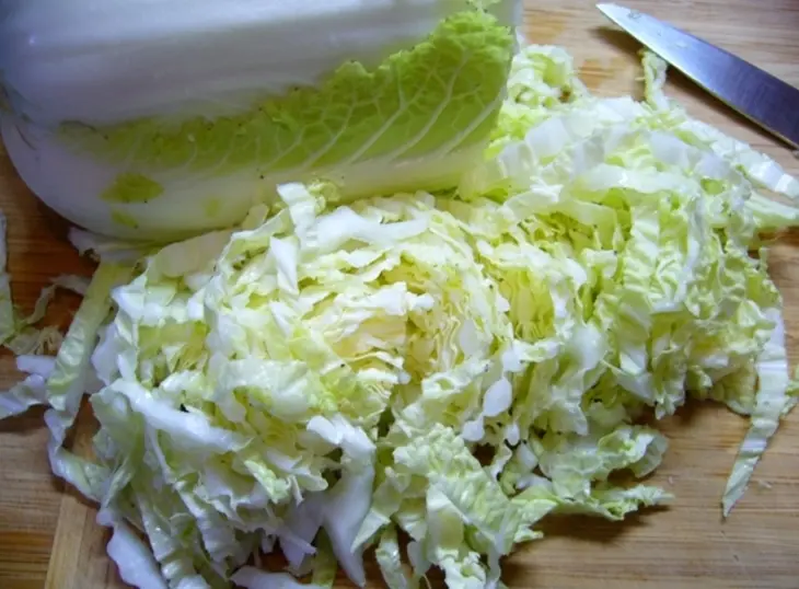 Салат с соусом из красной рыбы: шаг 1