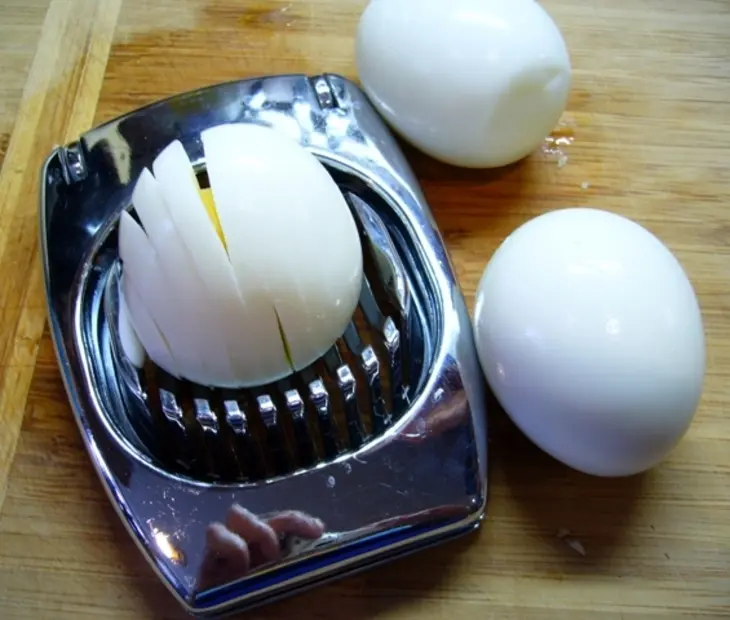 Салат с соусом из красной рыбы: шаг 2