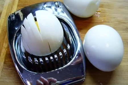Салат с соусом из красной рыбы: шаг 2
