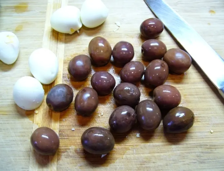 Салат с соусом из красной рыбы: шаг 3