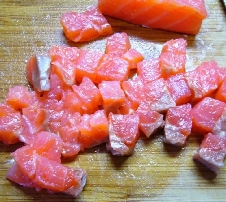 Салат с соусом из красной рыбы: шаг 4