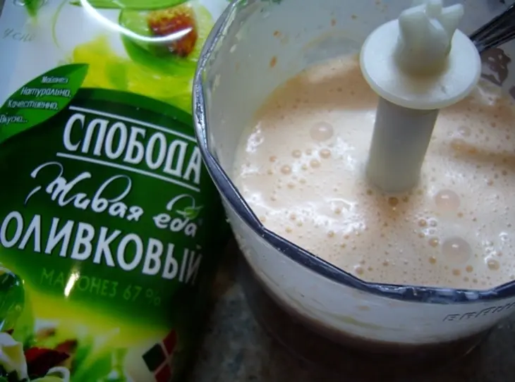 Салат с соусом из красной рыбы: шаг 5