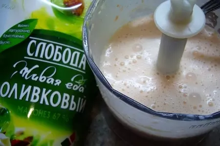 Салат с соусом из красной рыбы: шаг 5