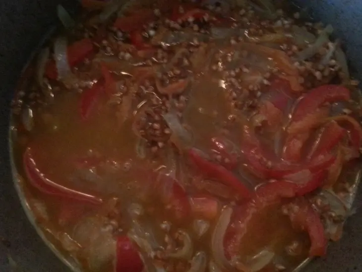 Гречневая каша с овощами и рыбкой: шаг 5