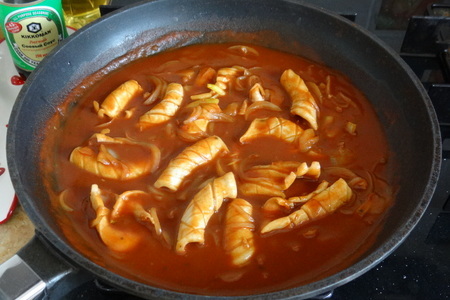 Кальмары с луком в томатно-соевом соусе: шаг 8