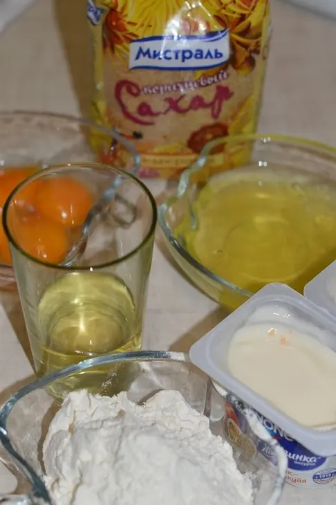 Пирог йогуртовый с персиками.: шаг 1