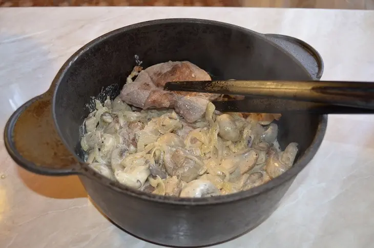 Мясо с грибами «старый новый год»: шаг 6