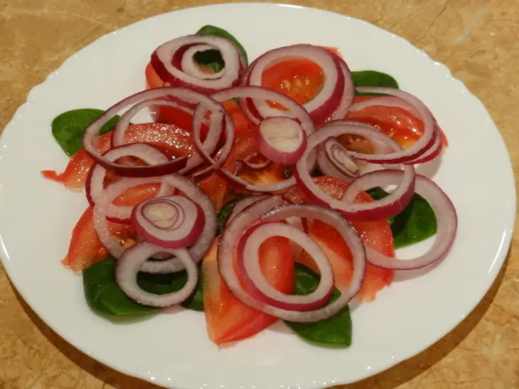 Овощной салат на шпинате с морепродуктами и перепелиным яйцом: шаг 1