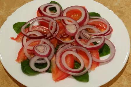 Овощной салат на шпинате с морепродуктами и перепелиным яйцом: шаг 1
