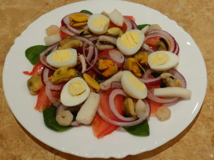 Овощной салат на шпинате с морепродуктами и перепелиным яйцом: шаг 2