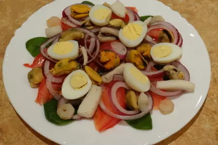 Овощной салат на шпинате с морепродуктами и перепелиным яйцом: шаг 2