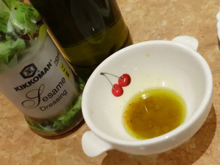 Овощной салат на шпинате с морепродуктами и перепелиным яйцом: шаг 4