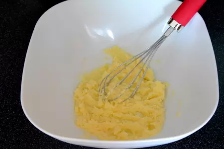 Кексы с печеньем и карамельным соусом: шаг 1